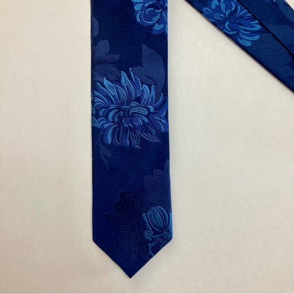 Vintage Kai-Long Embroidered Floral Two-Blue Skinny Silk Handmade Tie - Picture 5 of 6